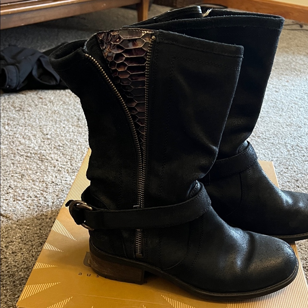 UGG "Silva" Moto boots with alligator detail size 7.5